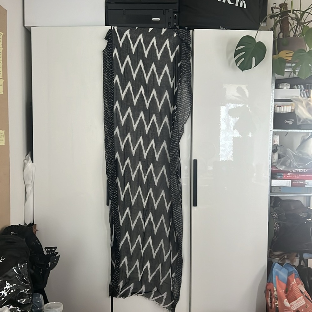Scarf with patterns - Picture 3 of 3